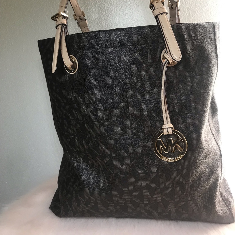‼️SOLD‼️Leather Michael Kors purse